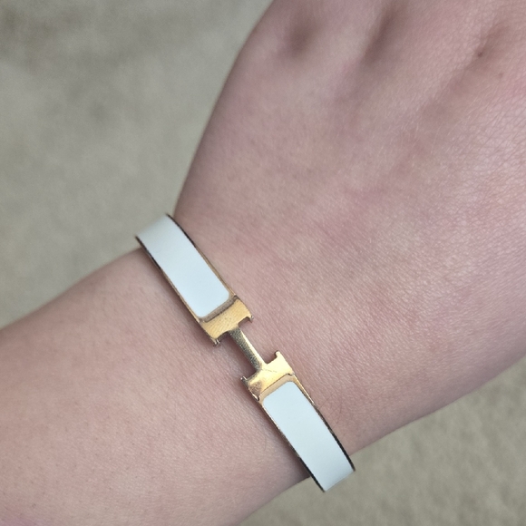 Jewelry - Elegant White and Gold Bracelet